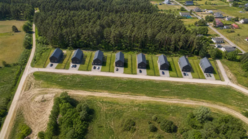 Widok z lotu ptaka na zakończoną inwestycję — gotowe domy na sprzedanych działkach