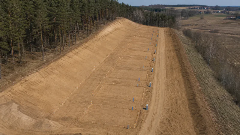 Teren z granicami działek wytyczonymi palikami po uzyskaniu decyzji o warunkach zabudowy