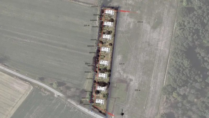 Plan zagospodarowania terenu z wymiarami działek nałożony na zdjęcie lotnicze gruntu rolnego